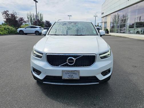 Crystal White 2021 Volvo XC40 T5 Momentum