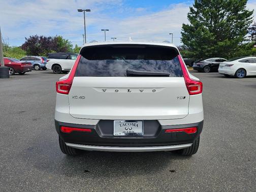 Crystal White 2021 Volvo XC40 T5 Momentum