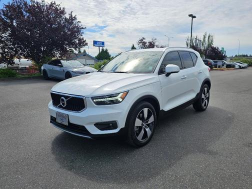 Crystal White 2021 Volvo XC40 T5 Momentum