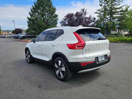 Crystal White 2021 Volvo XC40 T5 Momentum