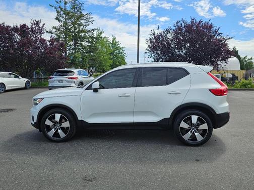 Crystal White 2021 Volvo XC40 T5 Momentum