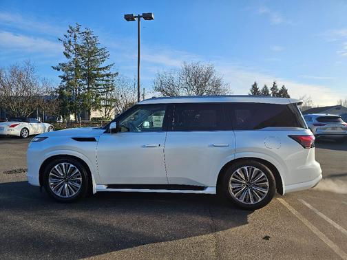 Radiant White 2026 INFINITI QX80 Luxe