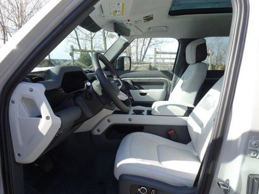 2026 Land Rover Defender 130 X-Dynamic SE