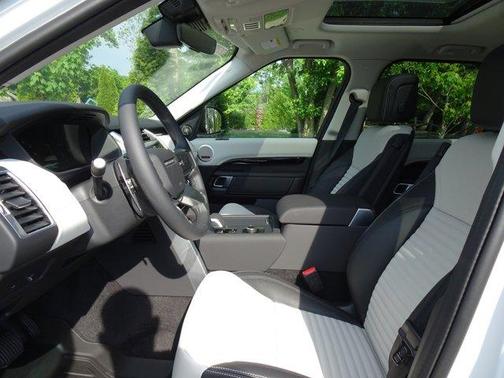 2025 Land Rover Discovery P300 S