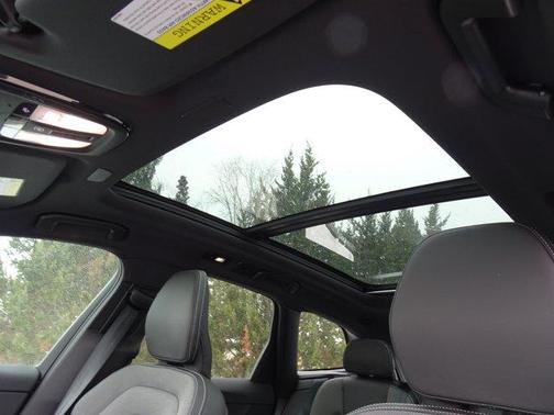 2022 Volvo XC60 B6 R-Design