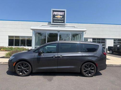 Crystal Metallic 2020 Chrysler Pacifica Limited