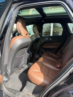 Onyx Black Metallic 2021 Volvo XC60 T5 Momentum
