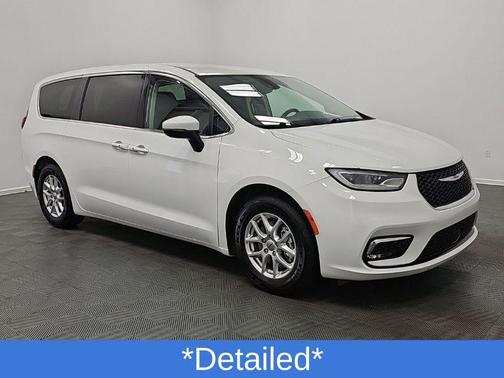 Bright White Clearcoat 2023 Chrysler Pacifica Touring L