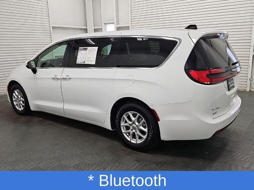 Bright White Clearcoat 2023 Chrysler Pacifica Touring L
