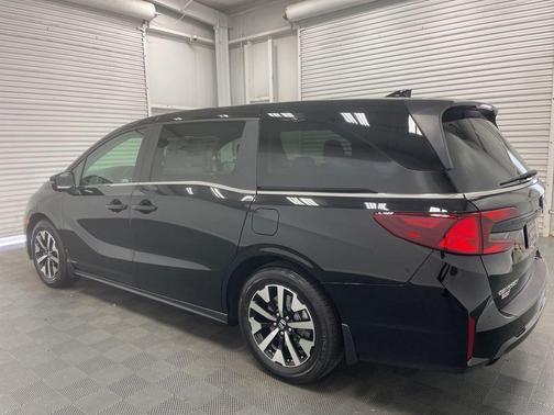 Crystal Black Pearl 2026 Honda Odyssey EX-L