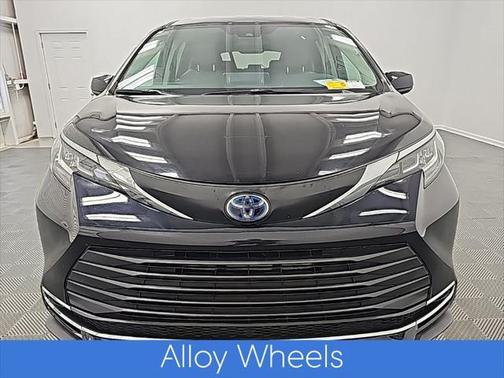 2023 Toyota Sienna LE