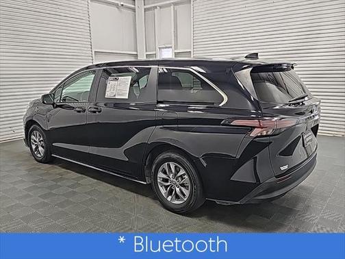 2023 Toyota Sienna LE
