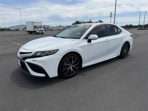 White 2024 Toyota Camry SE