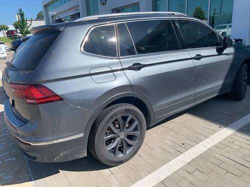 Platinum Gray Metallic 2023 Volkswagen Tiguan 2.0T SE