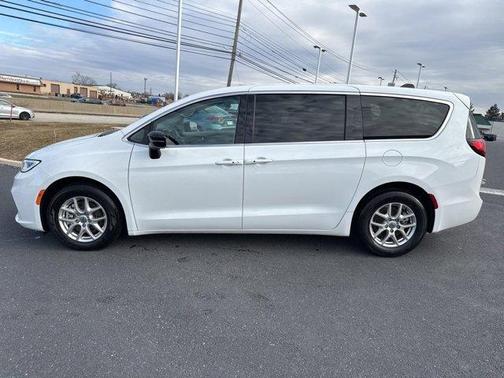 2024 Chrysler Pacifica Touring-L