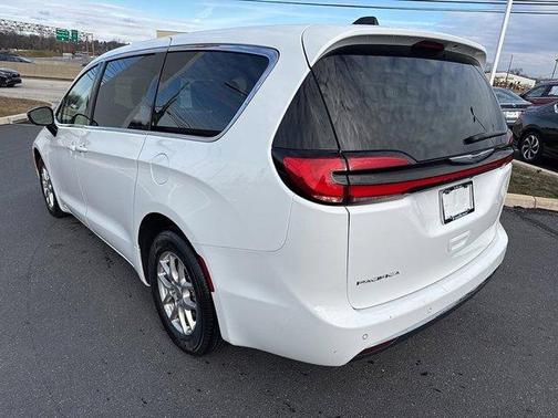 2024 Chrysler Pacifica Touring-L