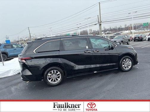 2025 Toyota Sienna XLE