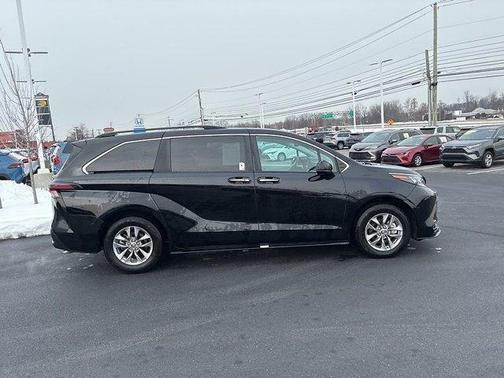 2025 Toyota Sienna XLE