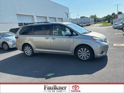 Creme Brulee Mica 2017 Toyota Sienna XLE