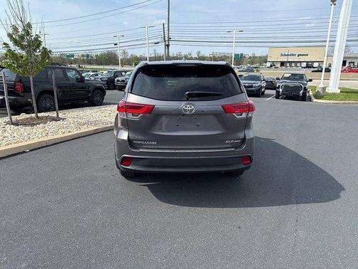 Gray 2019 Toyota Highlander XLE