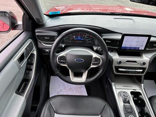 Rapid Red Metallic Tinted Clearcoat 2022 Ford Explorer XLT