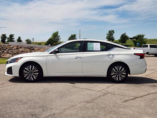 Glacier White 2025 Nissan Altima 2.5 SV