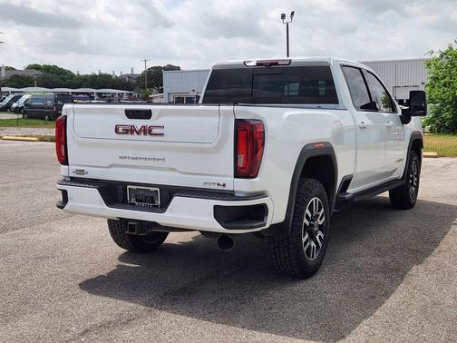 Summit White 2022 GMC Sierra 2500 AT4
