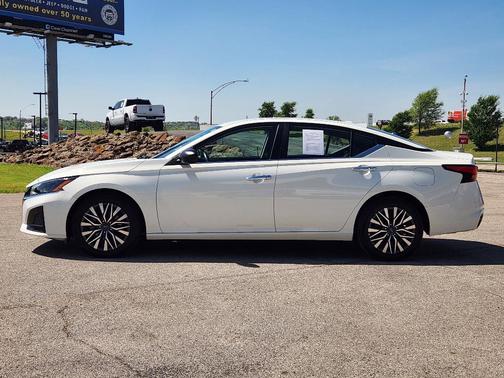 Glacier White 2025 Nissan Altima 2.5 SV