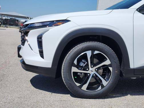 Summit White 2026 Chevrolet Trax FWD 1RS