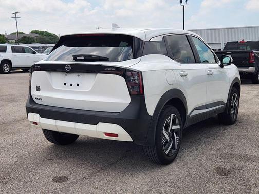 Aspen White Tricoat 2025 Nissan Kicks SV