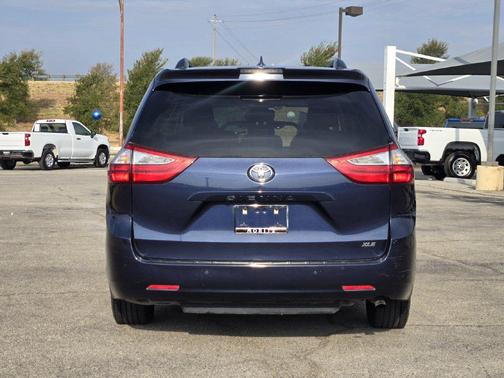 Parisian Night Pearl 2018 Toyota Sienna XLE