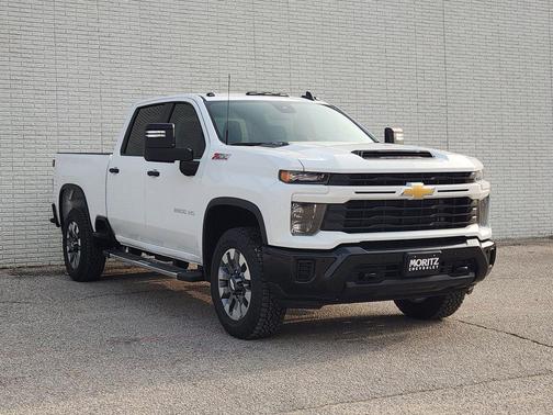 Summit White 2026 Chevrolet Silverado 2500 Custom
