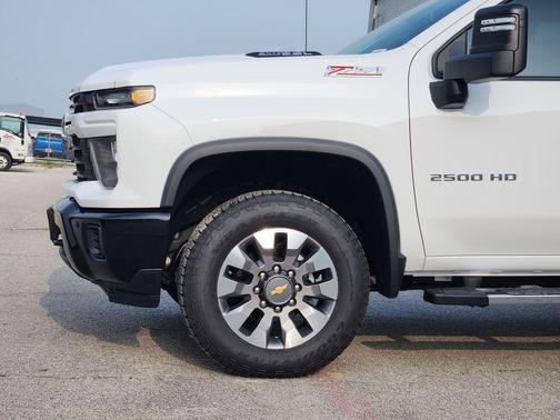 Summit White 2026 Chevrolet Silverado 2500 Custom
