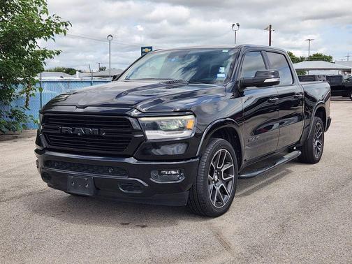 Diamond Black Crystal Pearlcoat 2019 RAM 1500 Laramie