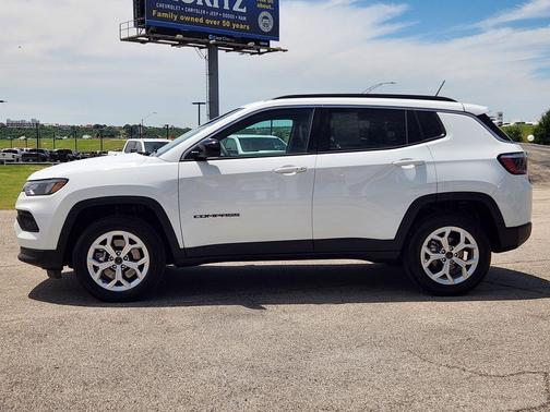 Bright White Clearcoat 2025 Jeep Compass Latitude