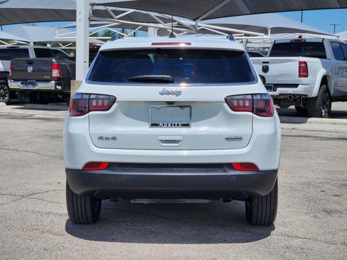 Bright White Clearcoat 2025 Jeep Compass Latitude
