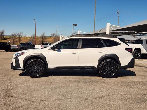 Crystal White Pearl 2025 Subaru Outback Onyx Edition