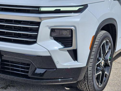 Polar White Tricoat 2026 Chevrolet Traverse High Country