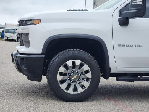 Summit White 2026 Chevrolet Silverado 2500 Custom