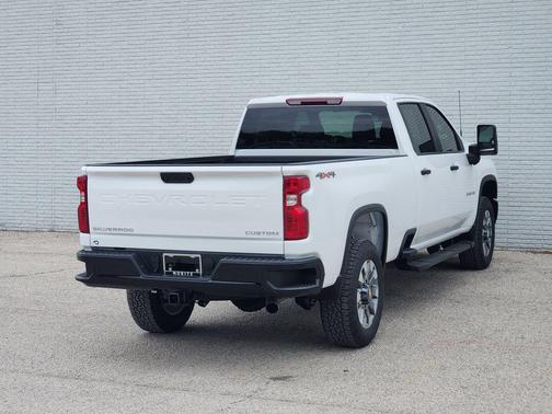 Summit White 2026 Chevrolet Silverado 2500 Custom