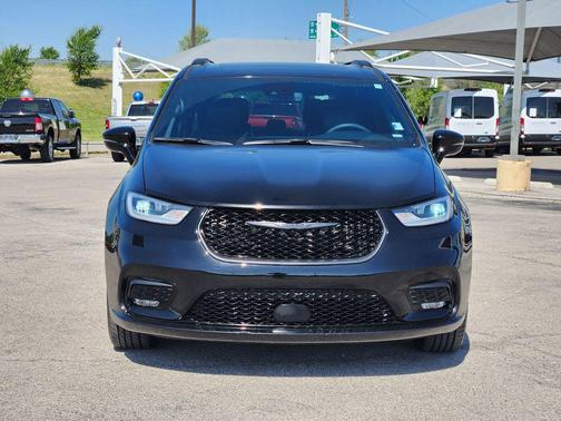 Diamond Black Crystal Pearlcoat 2025 Chrysler Pacifica Limited