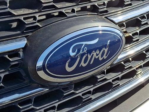 ICONIC SILVER METALLIC 2022 Ford Explorer XLT