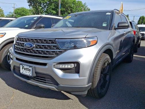 ICONIC SILVER METALLIC 2022 Ford Explorer XLT