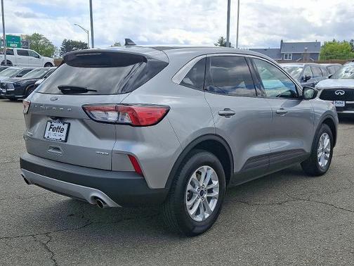 ICONIC SILVER 2022 Ford Escape SE