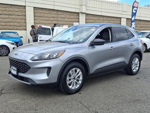 ICONIC SILVER 2022 Ford Escape SE