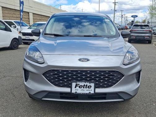 ICONIC SILVER 2022 Ford Escape SE