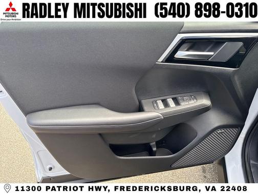 White Diamond 2026 Mitsubishi Outlander ES