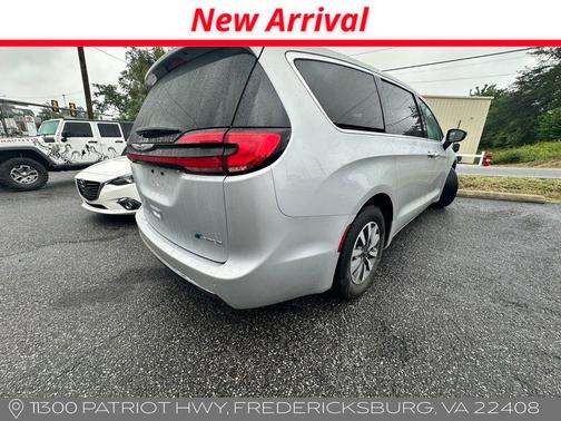 Silver Mist 2024 Chrysler Pacifica Hybrid Select