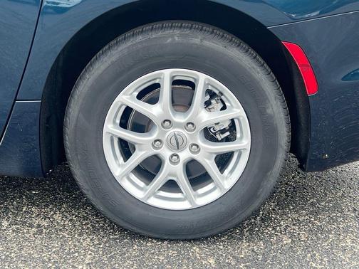 Fathom Blue Pearlcoat 2023 Chrysler Pacifica Touring-L