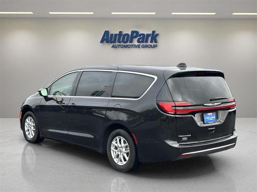 2023 Chrysler Pacifica Touring-L